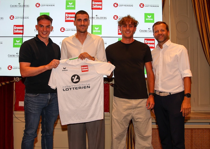 Nemanja Peric (Neumarkt), Daniel Raischl (SAK) und Luca Forthuber (Straßwalchen) mit Toni ...