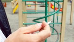 Das Wegwerfen von Tschicks auf Kinderspielplätzen ist bald österreichweit verboten.