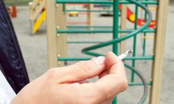 Das Wegwerfen von Tschicks auf Kinderspielplätzen ist bald österreichweit verboten.