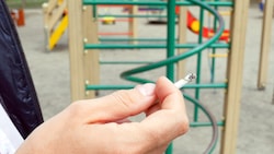 Das Wegwerfen von Tschicks auf Kinderspielplätzen ist bald österreichweit verboten.