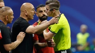 Ägyptens Teamchef Hossam Hassan lieferte sich ein Wortgefecht mit Referee Francois Letexier.