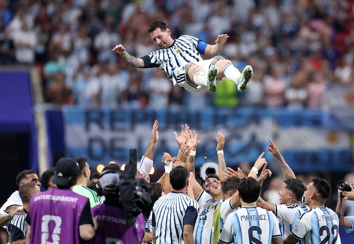 Lionel Messi wird von seinen Mitspielern gefeiert