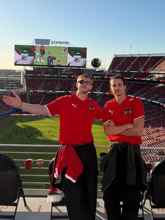 Dennis und Filip im Stadion von San Francisco beim WM-Spiel Österreich gegen Jordanien.