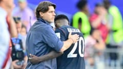 US-Teamchef Mauricio Pochettino mit seinem Stürmer Folarin Balogun.