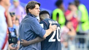GEPA US-Teamchef Mauricio Pochettino mit seinem Stürmer Folarin Balogun.