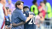US-Teamchef Mauricio Pochettino mit seinem Stürmer Folarin Balogun.