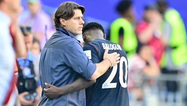 US-Teamchef Mauricio Pochettino mit seinem Stürmer Folarin Balogun.