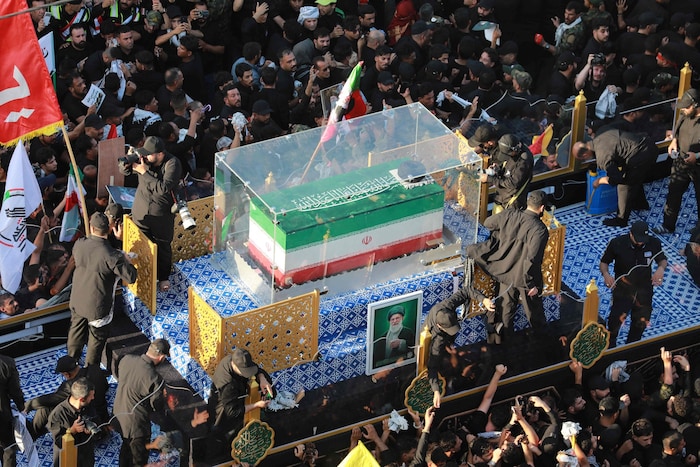 Hier wird der Sarg des getöteten iranischen Führers Ajatollah Ali Khamenei durch eine ...