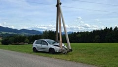 Der Golf durchschlug den Fuß des Strommastes.