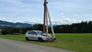 Der Golf durchschlug den Fuß des Strommastes.