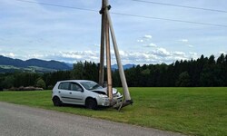 Der Golf durchschlug den Fuß des Strommastes.