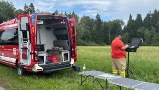 Mit Drohnen und zu Fuß waren Feuerwehr und zahlreiche weitere Einsatzorganisationen mit der ...