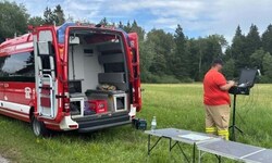 Mit Drohnen und zu Fuß waren Feuerwehr und zahlreiche weitere Einsatzorganisationen mit der ...