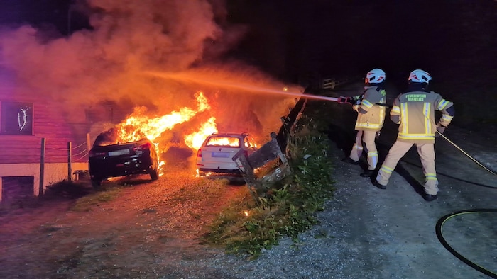 Auch Autos wurden durch den Brand zerstört.