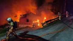 Die Feuerwehren konnten das Holzhaus nicht mehr retten.