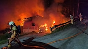 Die Feuerwehren konnten das Holzhaus nicht mehr retten.
