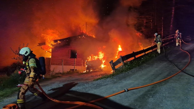 Die Feuerwehren konnten das Holzhaus nicht mehr retten.