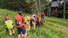 Zehn Bergretter und die Feuerwehr halfen, das Fahrzeug zu bergen.