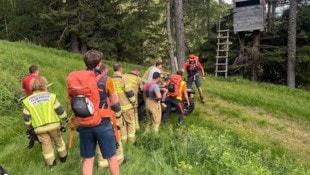 Zehn Bergretter und die Feuerwehr halfen, das Fahrzeug zu bergen.