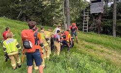 Zehn Bergretter und die Feuerwehr halfen, das Fahrzeug zu bergen.
