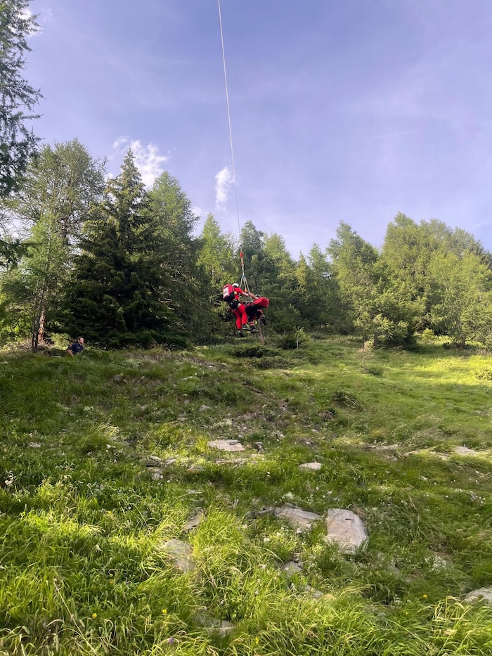 Nachdem zwei Hubschrauber die Verletzten ins Spital gebracht hatten, musste auch das Quad per ...