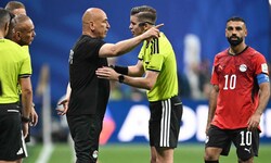 Der Ausschluss des Schiedsrichterteams wird gefordert. 