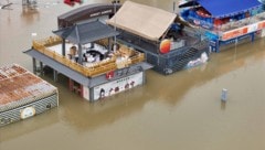 Heftige Unwetter halten weite Teile Chinas seit dem Wochenende in Atem. Besonders betroffen war ...