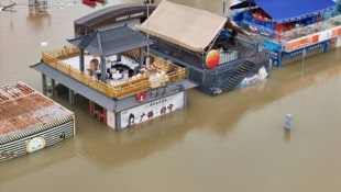 Heftige Unwetter halten weite Teile Chinas seit dem Wochenende in Atem. Besonders betroffen war ...