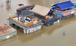 Heftige Unwetter halten weite Teile Chinas seit dem Wochenende in Atem. Besonders betroffen war ...