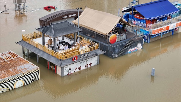 Heftige Unwetter halten weite Teile Chinas seit dem Wochenende in Atem. Besonders betroffen war ...