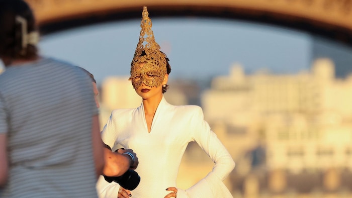 Passend zum Shooting vor dem Eiffelturm trug Zendaya einen goldenen Kopfschmuck, der an das ...