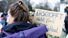 Im März diesen Jahres forderten tausend Menschen vor dem Parlament in Wien bessere Versorgung ...