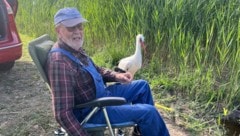 Beste Freunde: „Rudi“ wartet geduldig darauf, dass Angler Wartha einen Fang macht.
