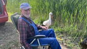 Beste Freunde: „Rudi“ wartet geduldig darauf, dass Angler Wartha einen Fang macht.