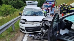 An dem Verkehrsunfall waren drei Fahrzeuge beteiligt.