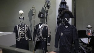 Keine so aufwendig gestalteten Uniformen wie einst bei Trauerzügen, jedoch klassisch-elegante ...