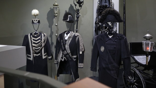 Keine so aufwendig gestalteten Uniformen wie einst bei Trauerzügen, jedoch klassisch-elegante ...