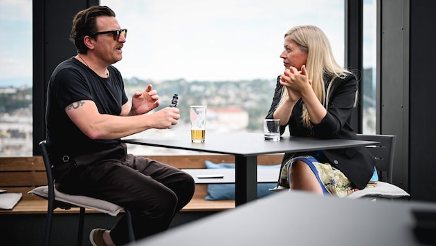 Über den Dächern von Linz: Parov Stelar und Kulturstadträtin Doris Lang-Mayerhofer im Q27. Aus ...