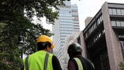 Vorsichtige Entwarnung: Das Hochhaus „bewegt sich nicht mehr“. In einige der evakuierten Gebäude ...