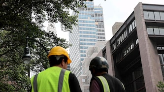 Vorsichtige Entwarnung: Das Hochhaus „bewegt sich nicht mehr“. In einige der evakuierten Gebäude ...