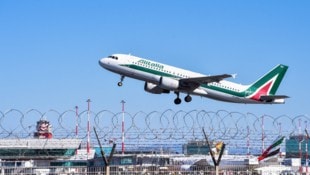 Die italienische Regierung will gegen die hohen Flugpreise vorgehen – Experten befürchten ...
