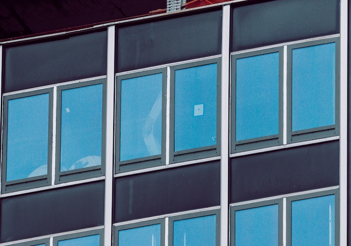 In einem der Fenster sieht man einen der verbogenen Stahlträger.