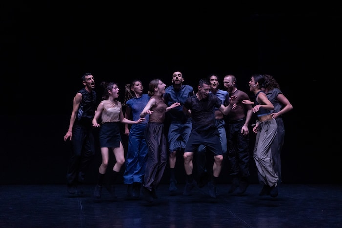 Auftakt mit „My Fierce Ignorant Step“ von Christos Papadopoulos im Volkstheater