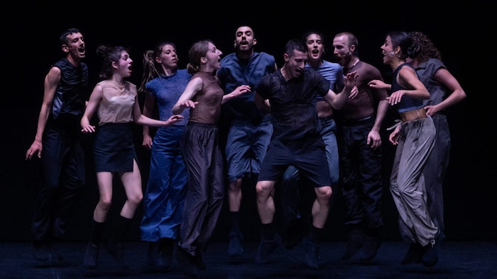 Auftakt mit „My Fierce Ignorant Step“ von Christos Papadopoulos im Volkstheater