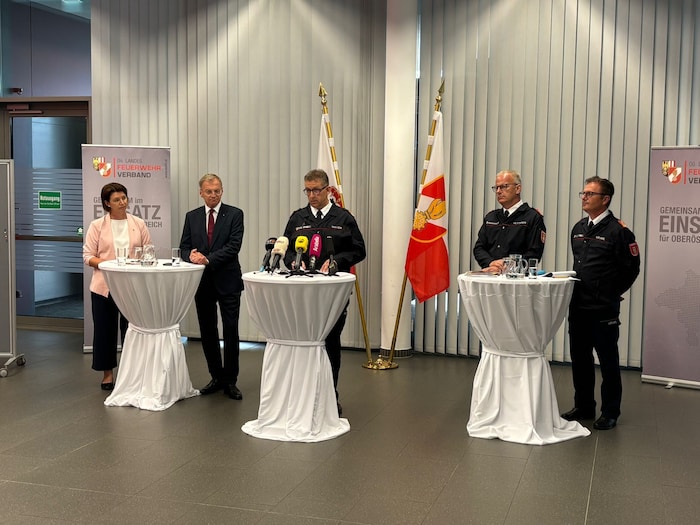 Feuerwehrlandesrätin Michaela Langer-Weninger, LH Thomas Stelzer, Landesfeuerwehrkommandant ...