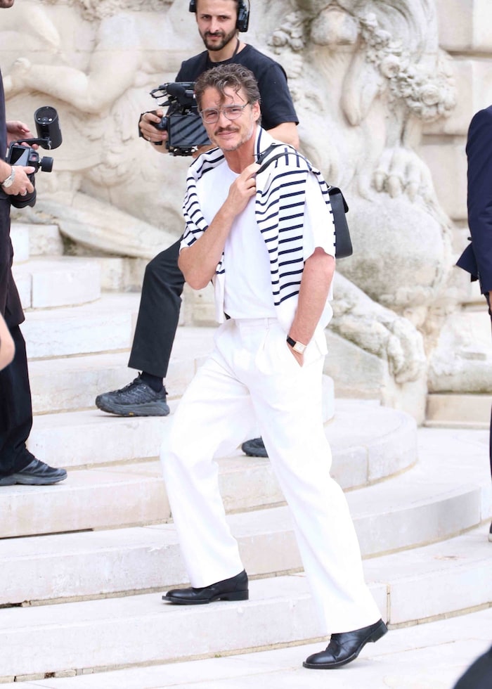 Pedro Pascal setzte auf einen maritimen Sommerlook.