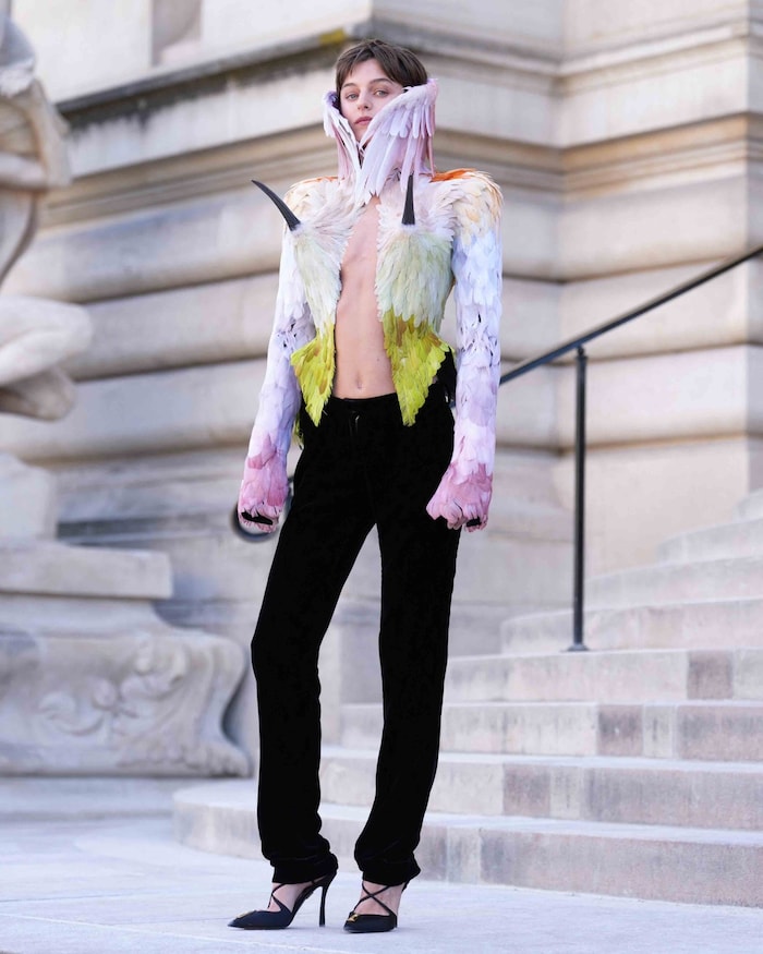 Highlight des Looks: die Krallen-Nippel, die aus Corrins Dekolleté hervorzuwachsen schienen.