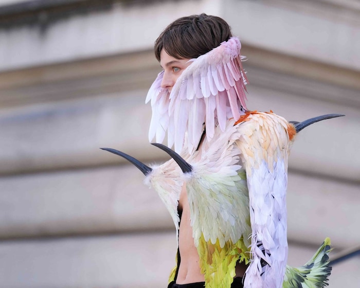 Emma Corrin war unter der extravaganten Federjacke von Schiaparelli fast nicht zu erkennen.