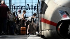 Bei der Deutschen Bahn soll in Zukunft ein KI-Bot für raschere Informationen bei Zugausfällen ...