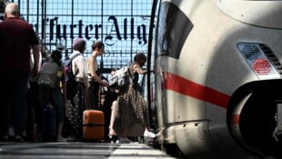 Bei der Deutschen Bahn soll in Zukunft ein KI-Bot für raschere Informationen bei Zugausfällen ...